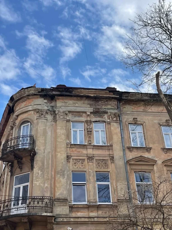 У центрі Львова аварійний карниз будинку (ФОТО)