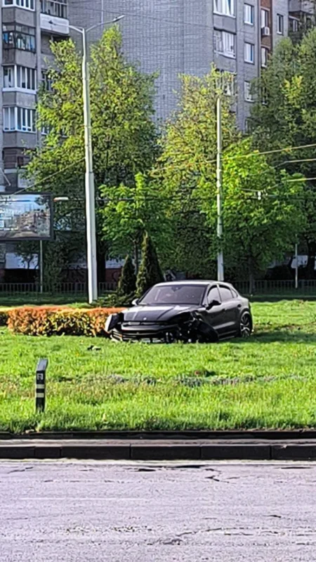 У Львові автомобіль вилетів на кільце (ВІДЕО)