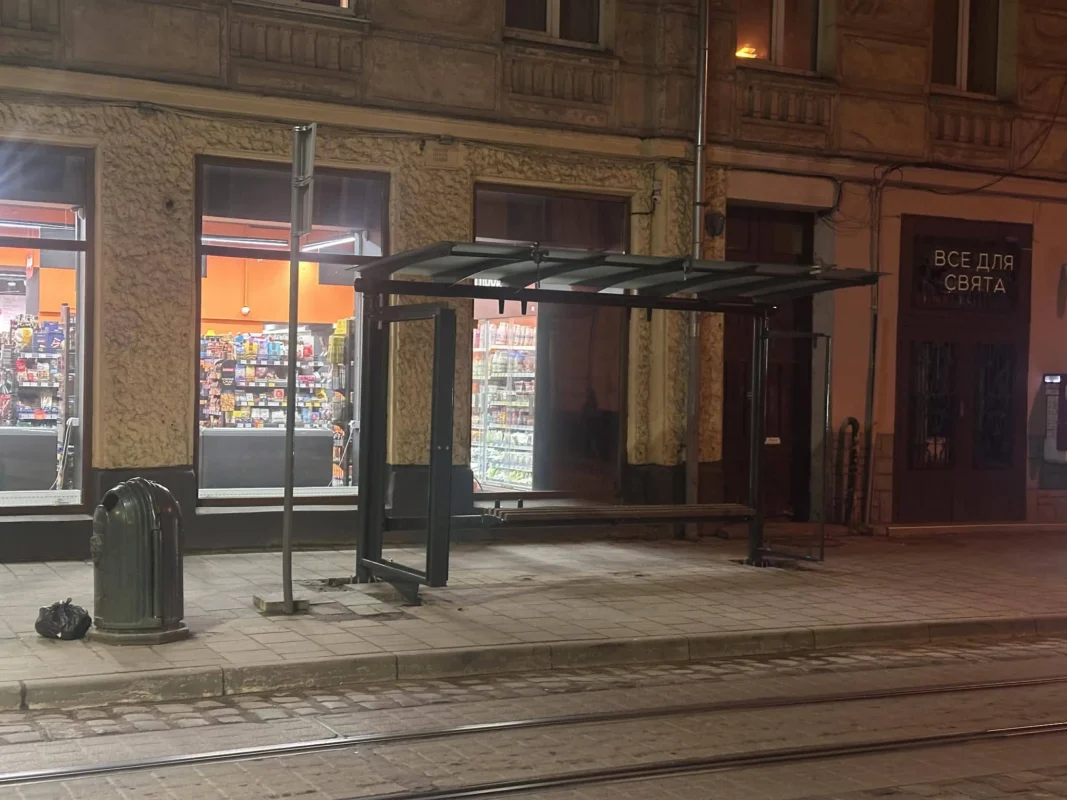 У центрі Львова встановили скляний павільйон (ФОТО)