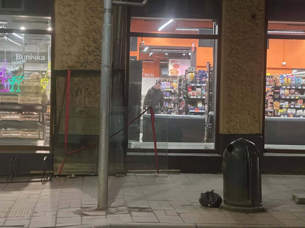 У центрі Львова встановили скляний павільйон (ФОТО)