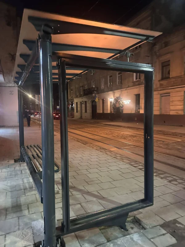 У центрі Львова встановили скляний павільйон (ФОТО)