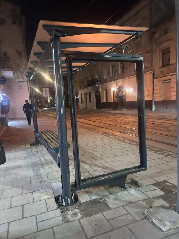 У центрі Львова встановили скляний павільйон (ФОТО)