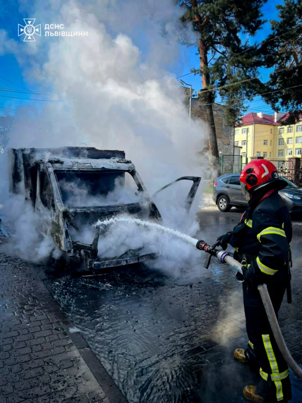 У Львові згоріла інкасаторська машина (ФОТО)