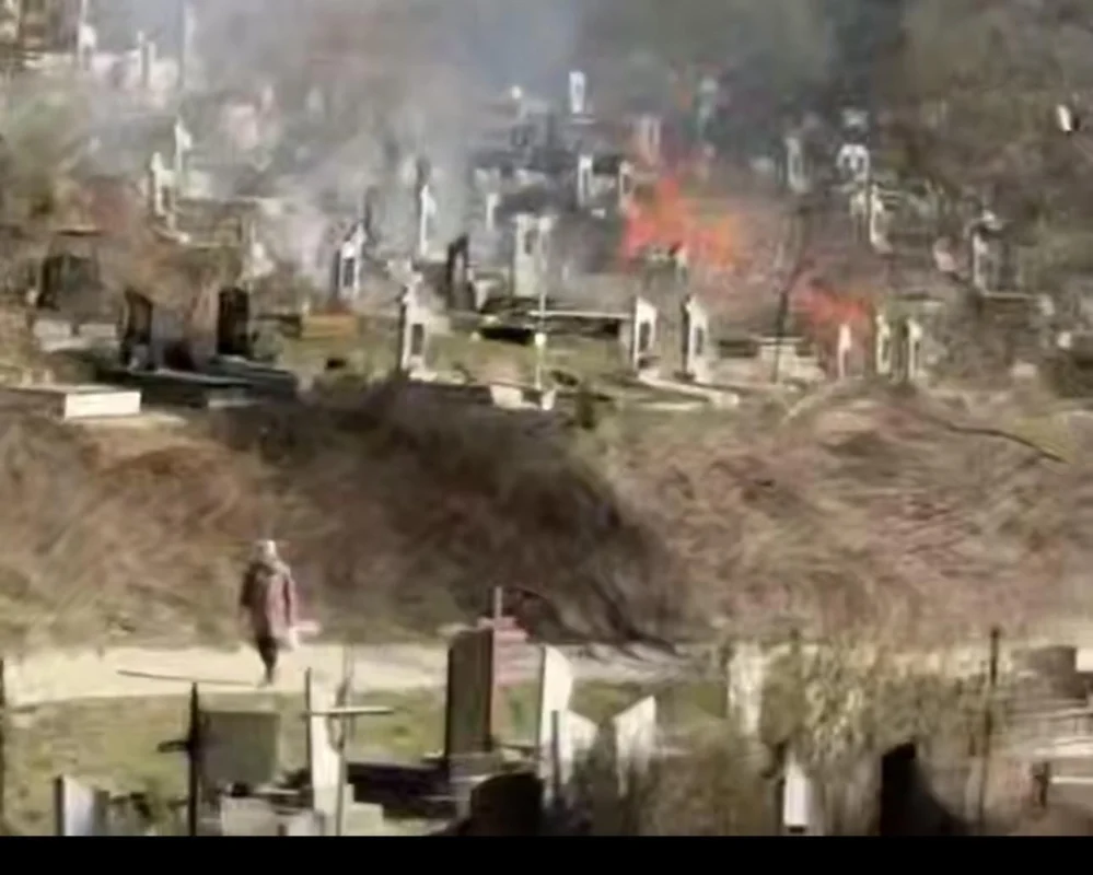 У Львові на кладовищі горіла суха трава