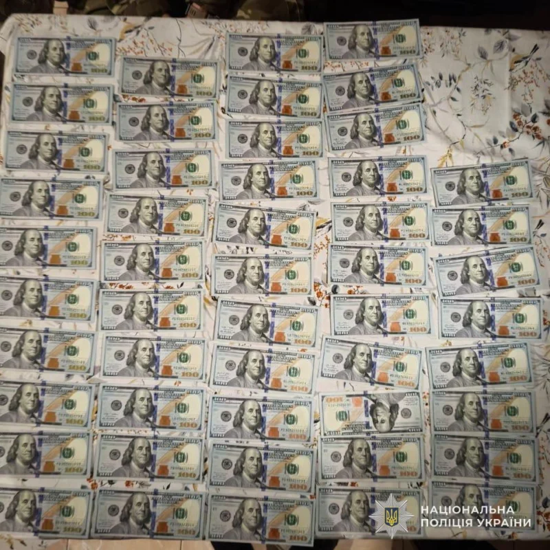 На Львівщині 45-річний чоловік продавав зброю та канабіс