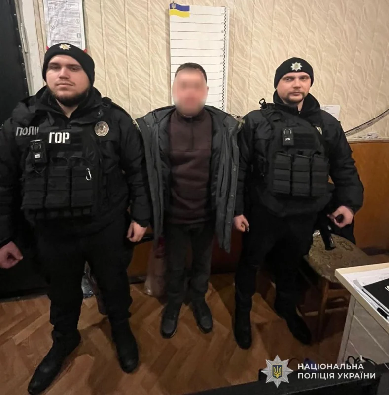 На Львівщині 45-річний чоловік продавав зброю та канабіс