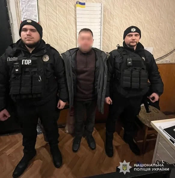 На Львівщині 45-річний чоловік продавав зброю та канабіс