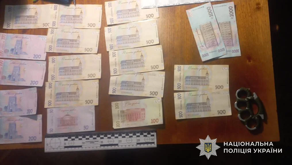 На Львівщині 45-річний чоловік продавав зброю та канабіс