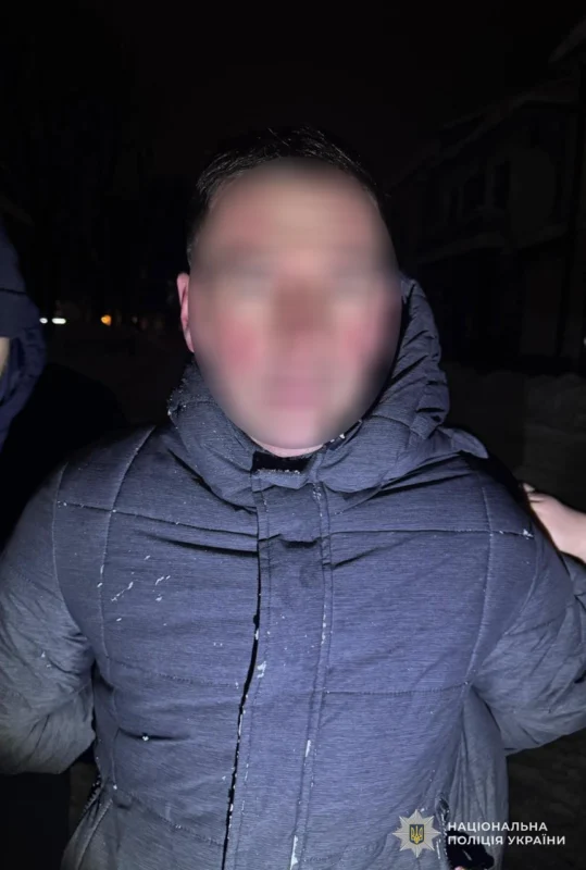 На Львівщині 45-річний чоловік продавав зброю та канабіс