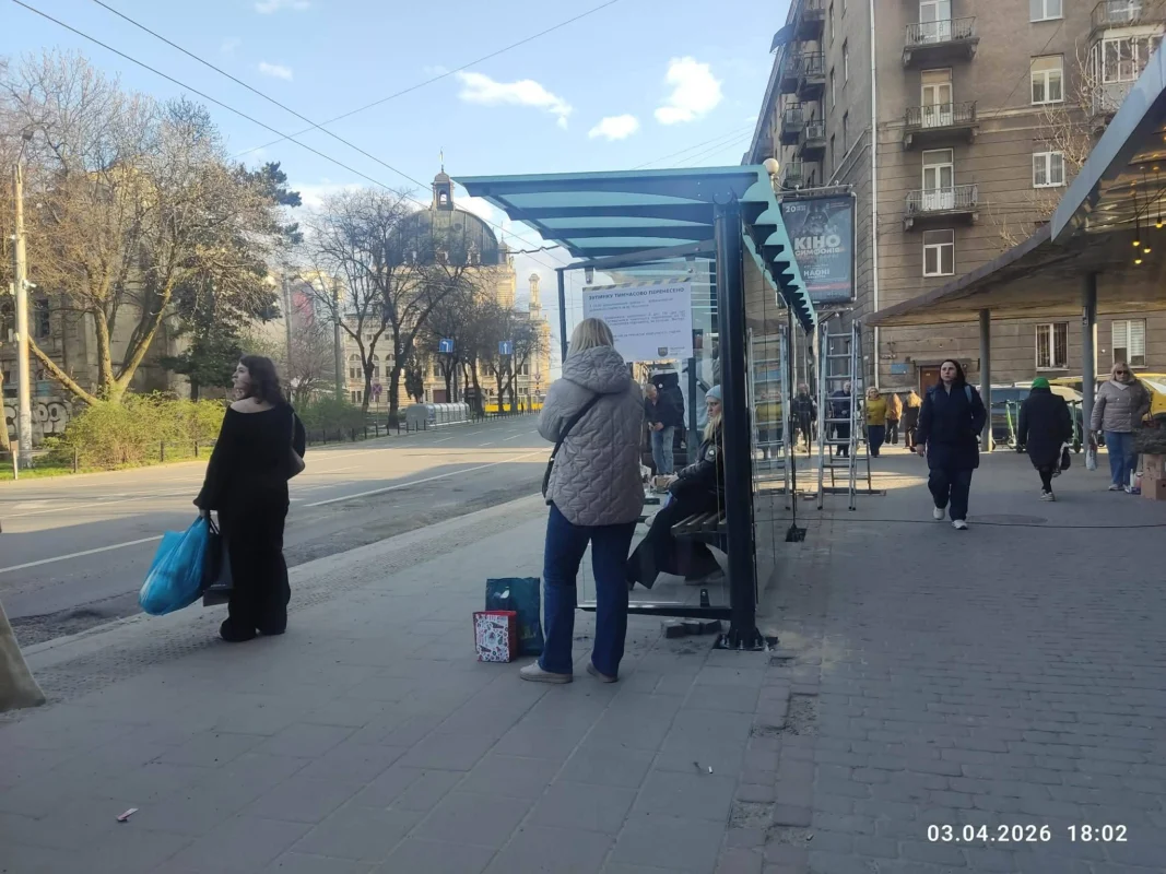 У центрі Львова під час війни встановили скляні зупинки