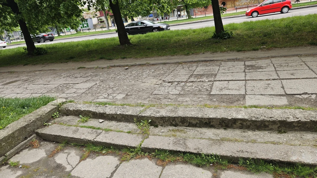 У Львові у спальному районі розвалюється тротуар (ФОТО)