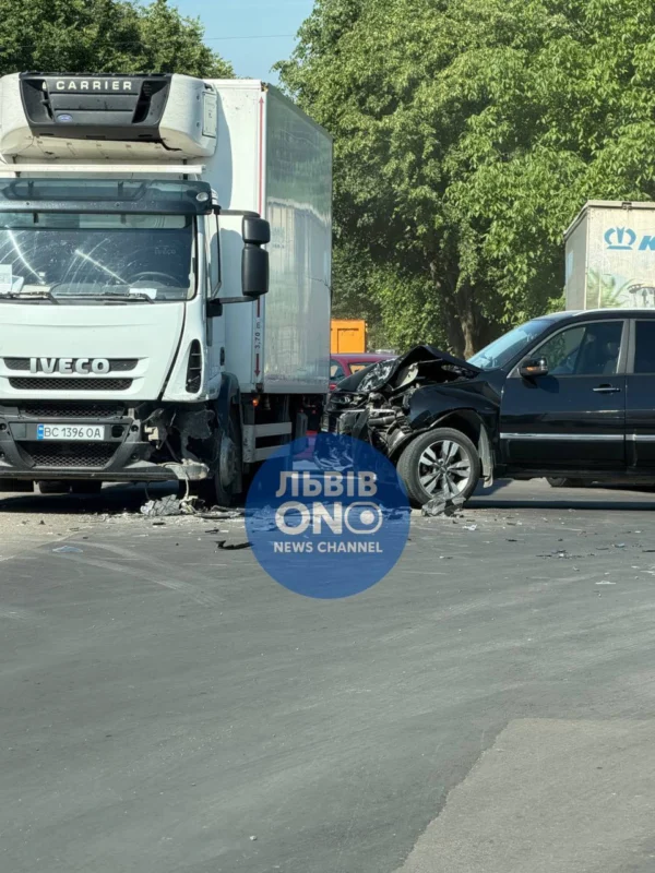 У Львові вантажівка не розминулась із автомобілем (ФОТО)