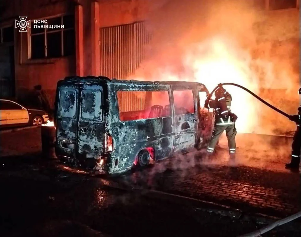 У Львові горів Mercedes Sprinter