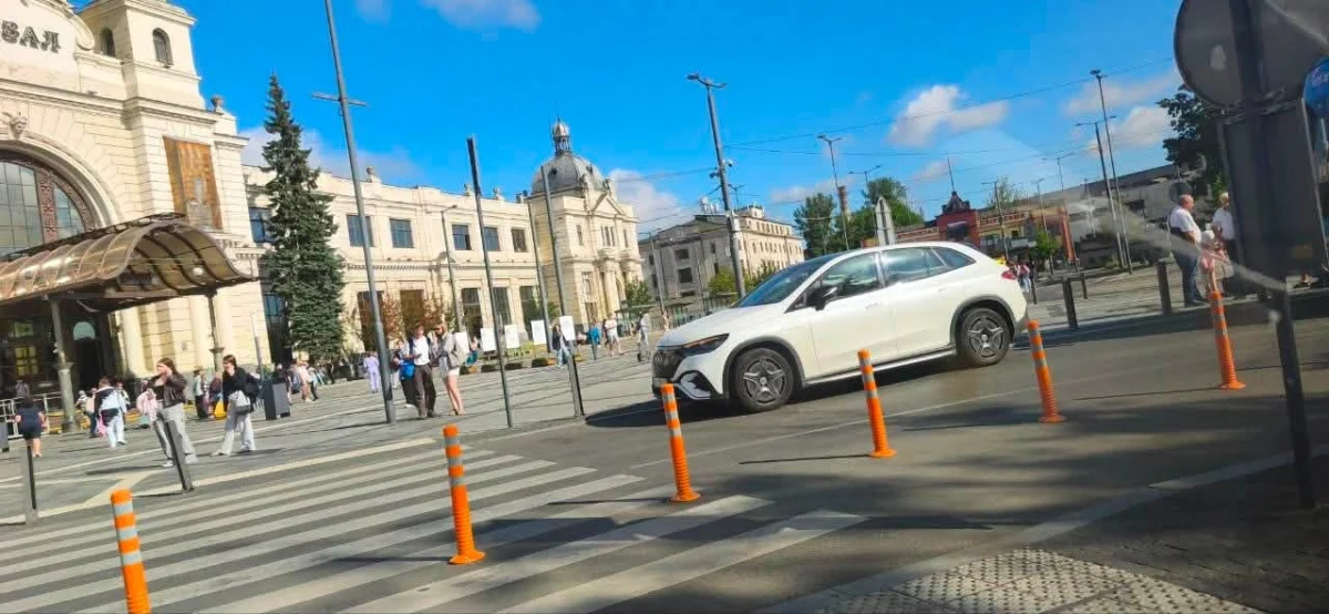 У Львові біля вокзалу стовпчики зупинили рух