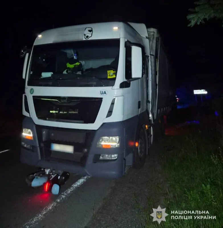 На Львівщині вантажівка вбила скутериста (ФОТО)