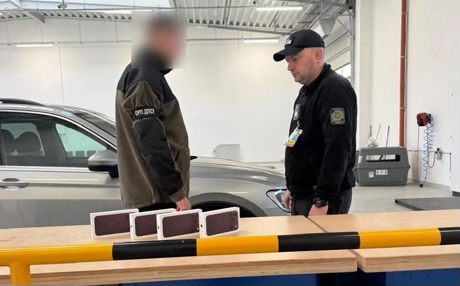 На Львівщині прикордонники похвалились новенькими iPhone 18 Pro Max