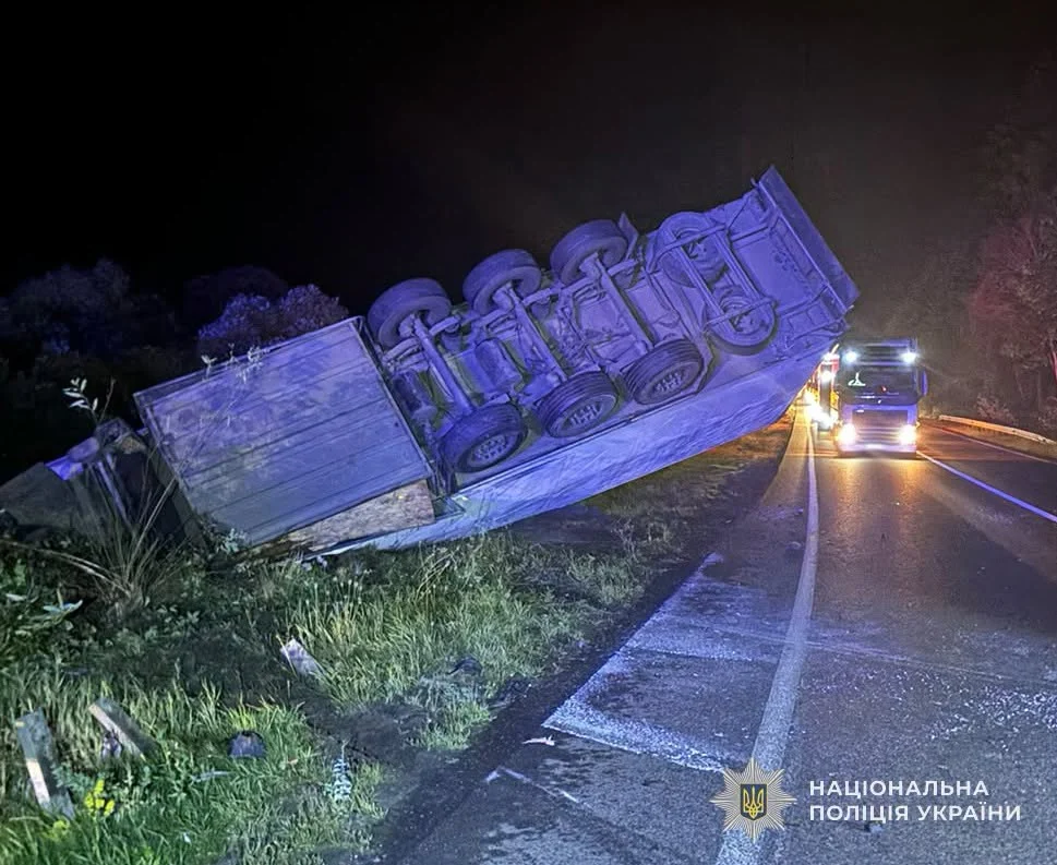 На Львівщині перекинулась вантажівка, загинула мешканка Закарпаття