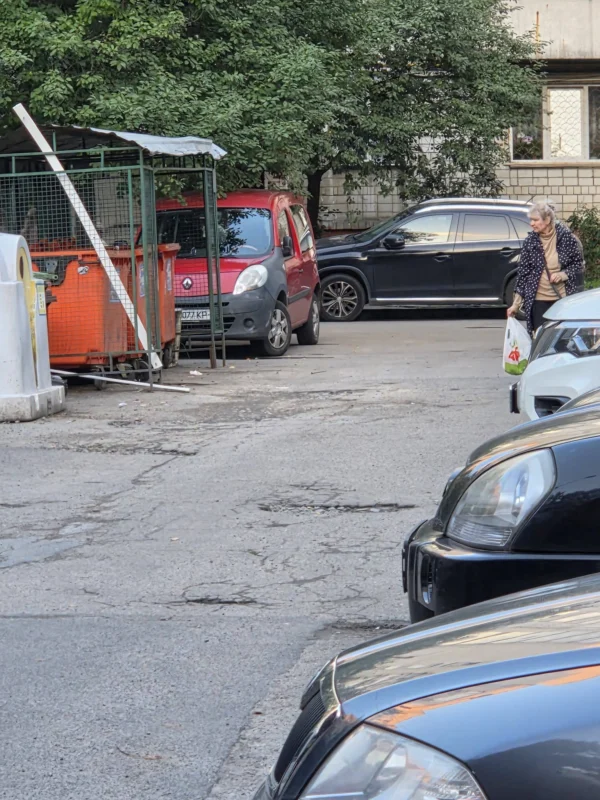 У Львові сміттєві контейнери заважають проїзду спецтехніки