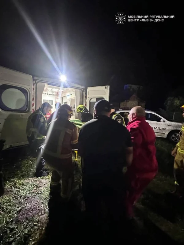 На Львівщині серед ночі жінку витягували із криниці