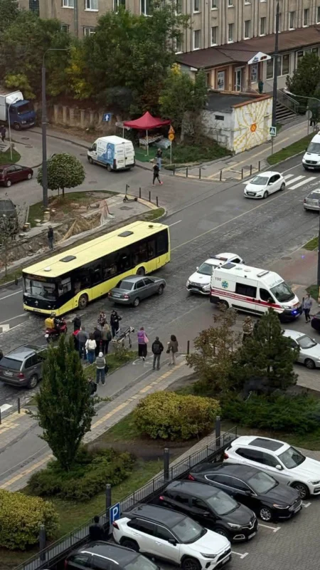 У Львові автомобіль збив дівчину у навушниках