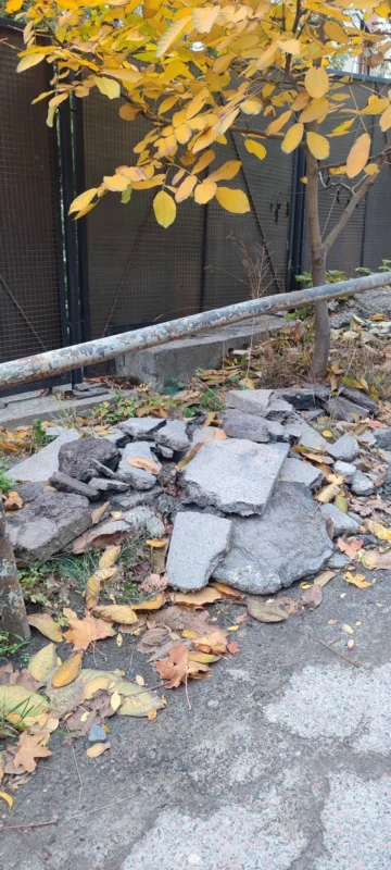 У Львові комунальники залишили будівельне сміття
