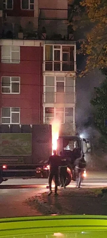 У Львові згорів сміттєвоз (ВІДЕО)